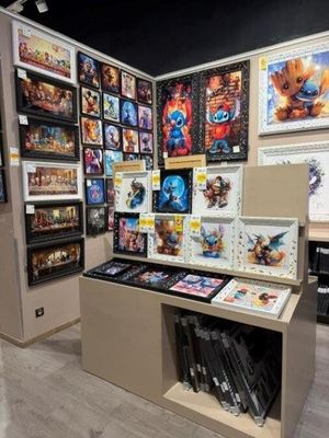 une présentation de divers jeux vidéo exposés dans un magasin