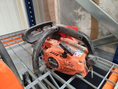 a chainsaw that is sitting on top of a cart