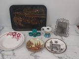 de nombreuses assiettes et tasses sur la table, près de la cheminée