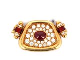 un gros plan d'une bague en diamant rouge et blanche