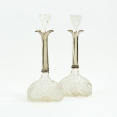 Paire de carafes à liqueur en cristal taillé, la monture en …