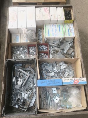 une boîte remplie d'un assortiment de vis et d'écrous