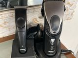 deux rasoirs électriques posés sur une table à côté d'un miroir