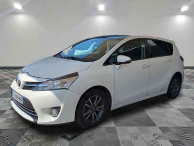 une Toyota Yaris blanche garée sur un sol en carrelage à damier