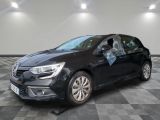 la voiture noire est garée sur un sol en damier dans le garage