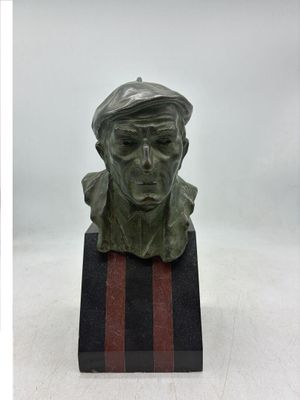 statue d'un homme coiffé d'un béret, posée sur un socle noir