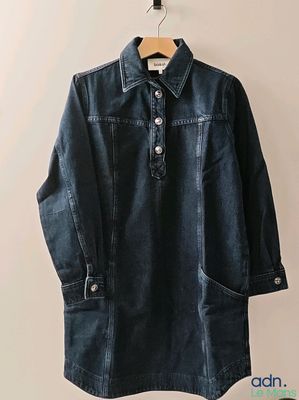 une photo d'une veste en jean suspendue à un cintre