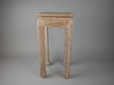 une petite table avec un plateau en bois sur fond gris