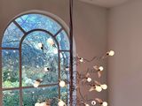un lustre suspendu au plafond d'une pièce