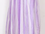 un mannequin blanc avec une jupe à rayures violettes et blanches sur un mannequin mannequin mannequin mannequin mannequin mannequin mannequin mann