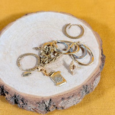 une rondelle en bois sur laquelle sont représentés plusieurs anneaux et une paire de ciseaux
