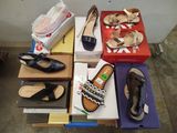 plusieurs paires de chaussures posées sur une table