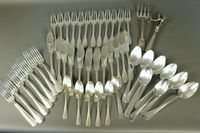 Lot d'argenterie comprenant : douze fourchettes et douze cou…