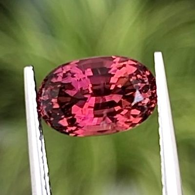 une image représentant un diamant rose tenu par une pince