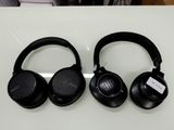 deux casques posés sur une table