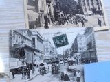 de nombreuses vieilles photos posées sur la table, accompagnées d'une note