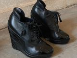 une paire de chaussures noires posées par terre