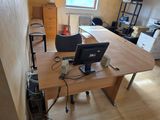 un bureau sur lequel se trouvent deux ordinateurs, dans une pièce