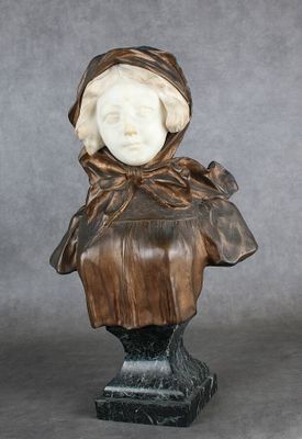 buste en marbre représentant une femme coiffée d'un bonnet et d'un foulard
