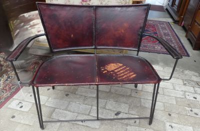 une chaise et une table posées à même le sol