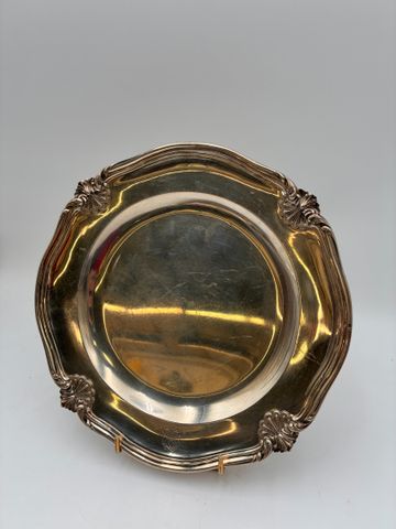 Argent Minerve : plat rond chantourné à décor de coquille et chif...