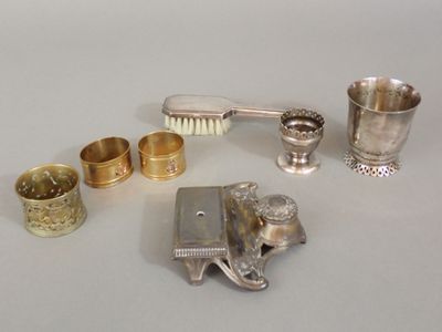 beaucoup d'objets en argent qui se trouvent sur la table