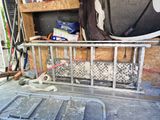 une image représentant une pièce dans laquelle se trouvent de nombreux outils