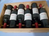 bouteilles de vin rouge dans un coffret en bois sur une table