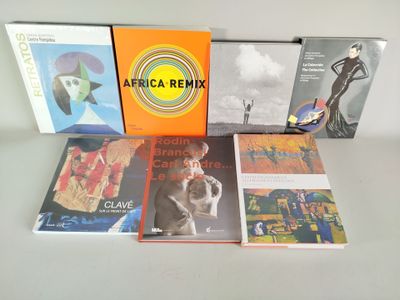 plusieurs livres sont posés sur une table à fond blanc