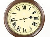 une horloge avec des chiffres romains sur le cadran