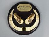 une plaque avec des cornes et une plaque sur laquelle on peut lire « Ne lâche pas, tu vas manger la corne »