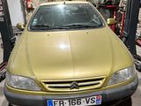 une voiture jaune garée dans un garage