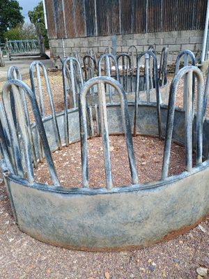 une grande cuve métallique contenant un tas de barres métalliques