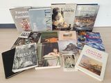 de nombreux livres posés sur une table