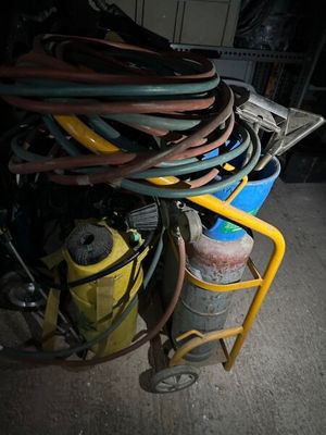 un chariot rempli de tuyaux et d'autres équipements dans un garage