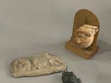 une statue représentant un homme et un rocher posés sur une table
