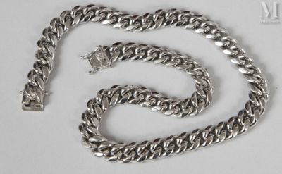 an image of a silver chain with a clasp on it