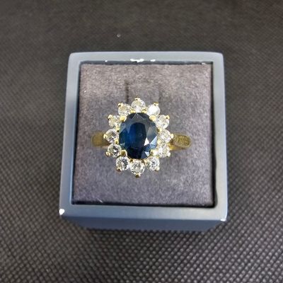 gros plan d'une bague dans une boîte sur une table