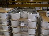 une palette remplie de cartons de papier toilette dans un entrepôt