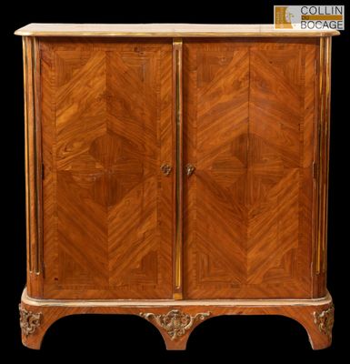 une armoire en bois à deux portes avec un plateau en marbre