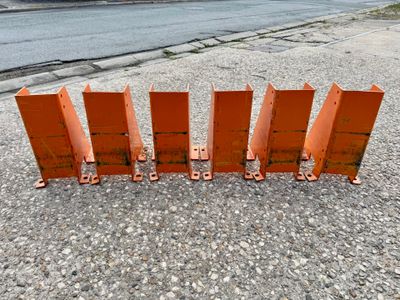 Un lot de 6 sabots de pieds d'échelles orange de marque FERA…
