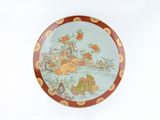 une assiette avec une peinture posée sur une table