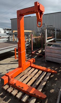une grande grue orange posée sur une palette