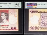 Trois billets de banque différents sont exposés dans une vitrine.