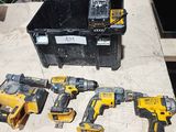 quatre outils posés sur un établi