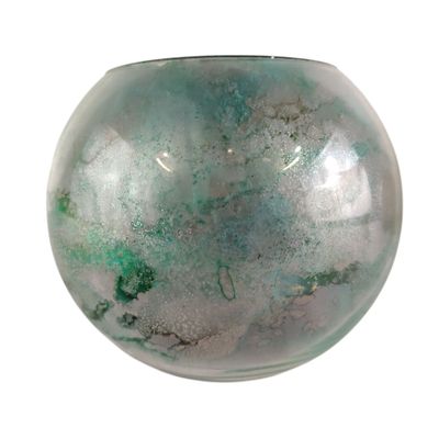 un vase en verre orné d'un motif vert et blanc