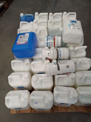 Sur une palette, environ 34 bidons de décapant et d'eau démi… - Photo 1