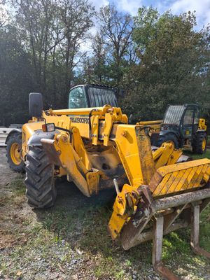 un tracteur jaune garé dans l'herbe