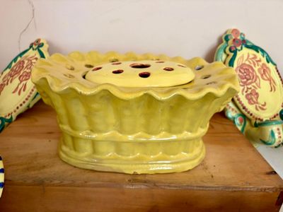 un vase jaune posé sur une table en bois