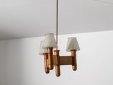 un lustre en bois à trois lampes suspendu au plafond